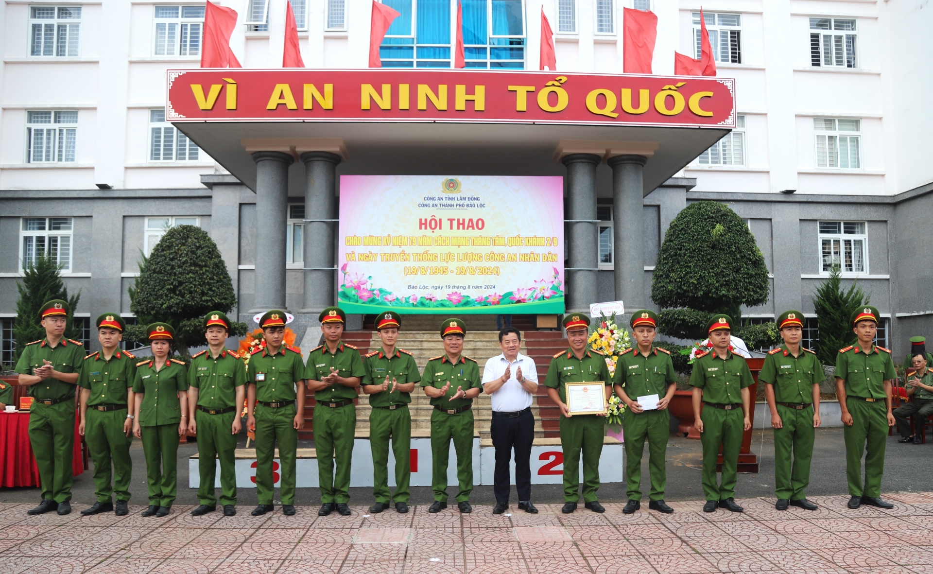 Bảo Lộc: Khen thưởng đột xuất Đội Cảnh sát Hình sự vì phá thành công chuyên án lừa đảo bán tiền giả qua mạng