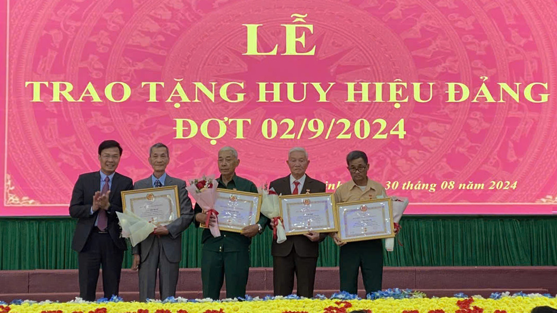 Bí thư Huyện ủy Di Linh Đinh Văn Tuấn trao Huy hiệu Đảng cho các đảng viên