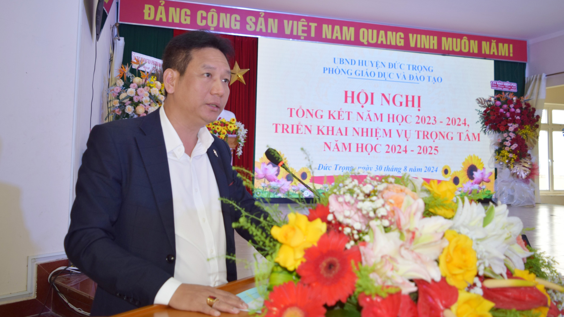 Ông Thái Quốc Hoàn - Trưởng Phòng Giáo dục Đào tạo huyện Đức Trọng phát biểu tại Hội nghị