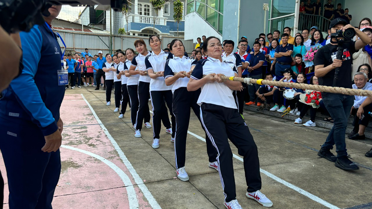 Các VĐV nữ tranh tài tại nội dung thi kéo co