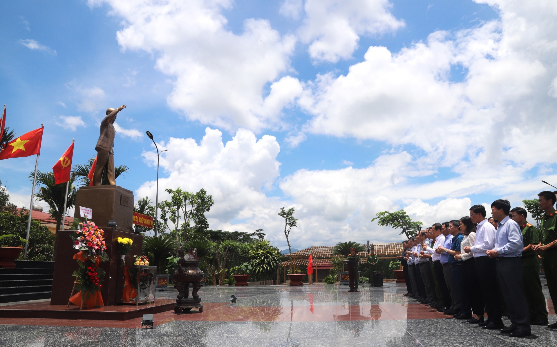 Đồng chí Nguyễn Thái Học - Quyền Bí thư Tỉnh ủy Lâm Đồng cùng các đại biểu trong đoàn công tác dành phút mặc niệm và dâng hương trước Tượng đài Chủ tịch Hồ Chí Minh