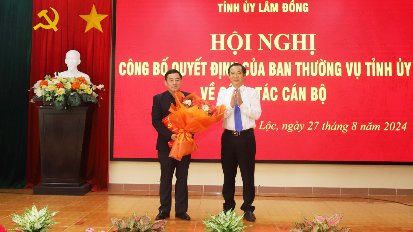 Đồng chí Nguyễn Thái Học - Quyền Bí thư Tỉnh ủy Lâm Đồng trao quyết định điều động đồng chí Nguyễn Văn Phương - Phó Bí thư Thành uỷ, Chủ tịch UBND TP Bảo Lộc giữ chức Trưởng Ban Pháp chế HĐND tỉnh