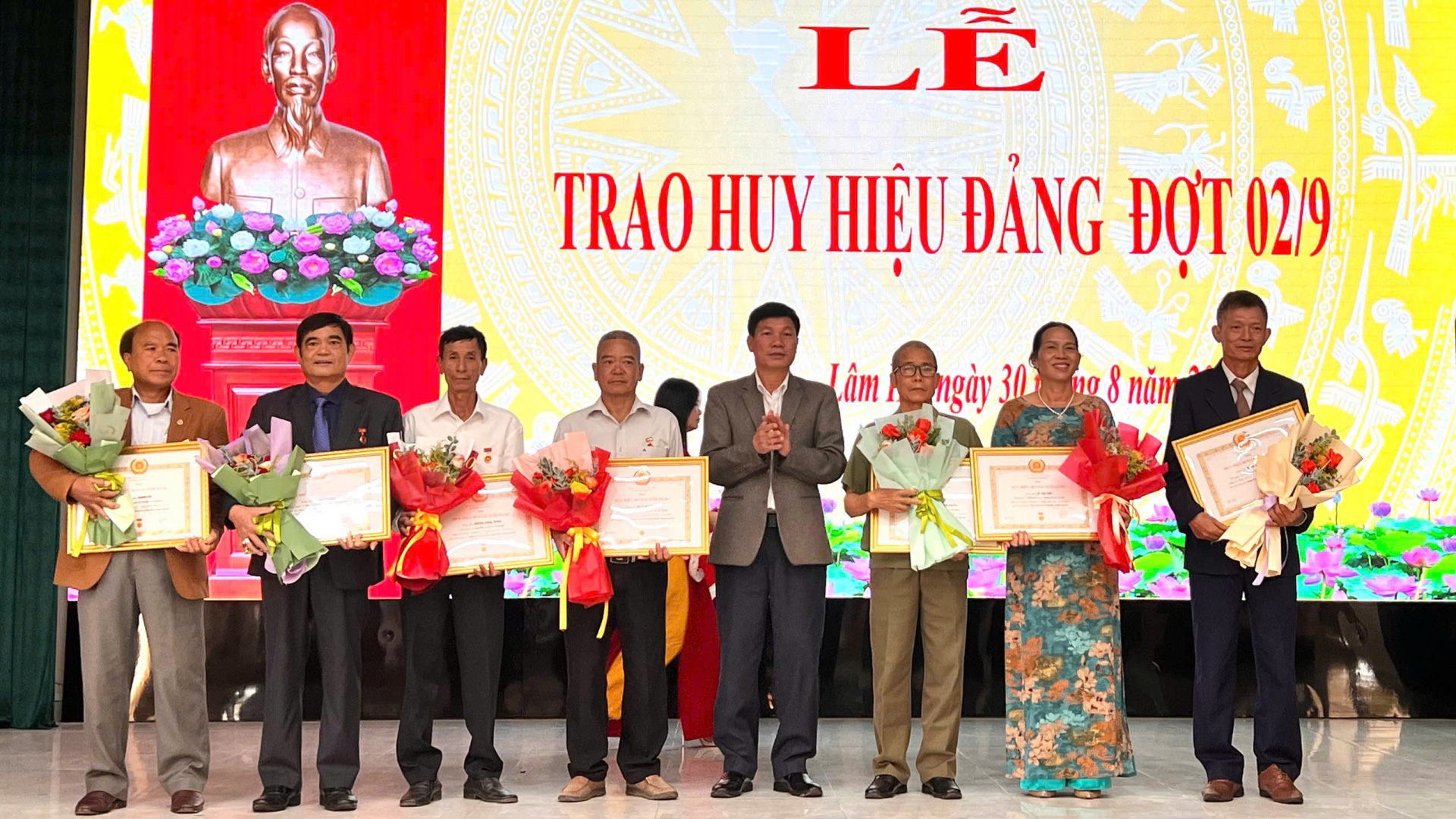 Đồng chí Nguyễn Văn Tân - Phó Bí thư Thường trực Huyện ủy trao Huy hiệu Đảng cho các đảng viên