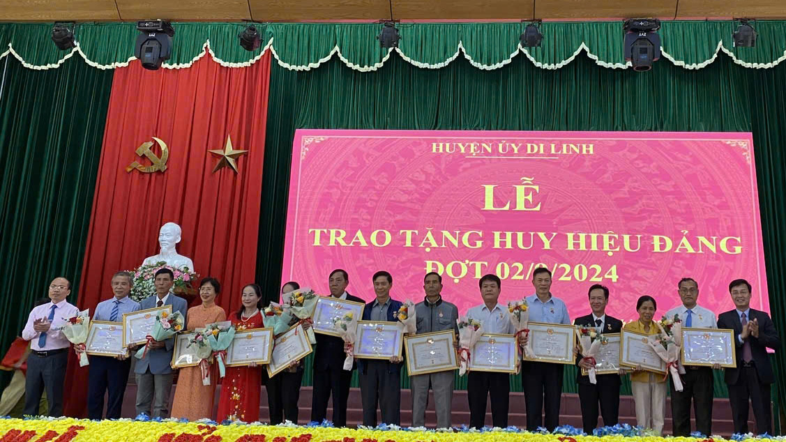 Đồng chí Đinh Văn Tuấn - Bí thư Huyện ủy và Trần Đức Công - Phó Bí thư Huyện ủy, Chủ tịch UBND huyện Di Linh trao Huy hiệu Đảng cho các đảng viên