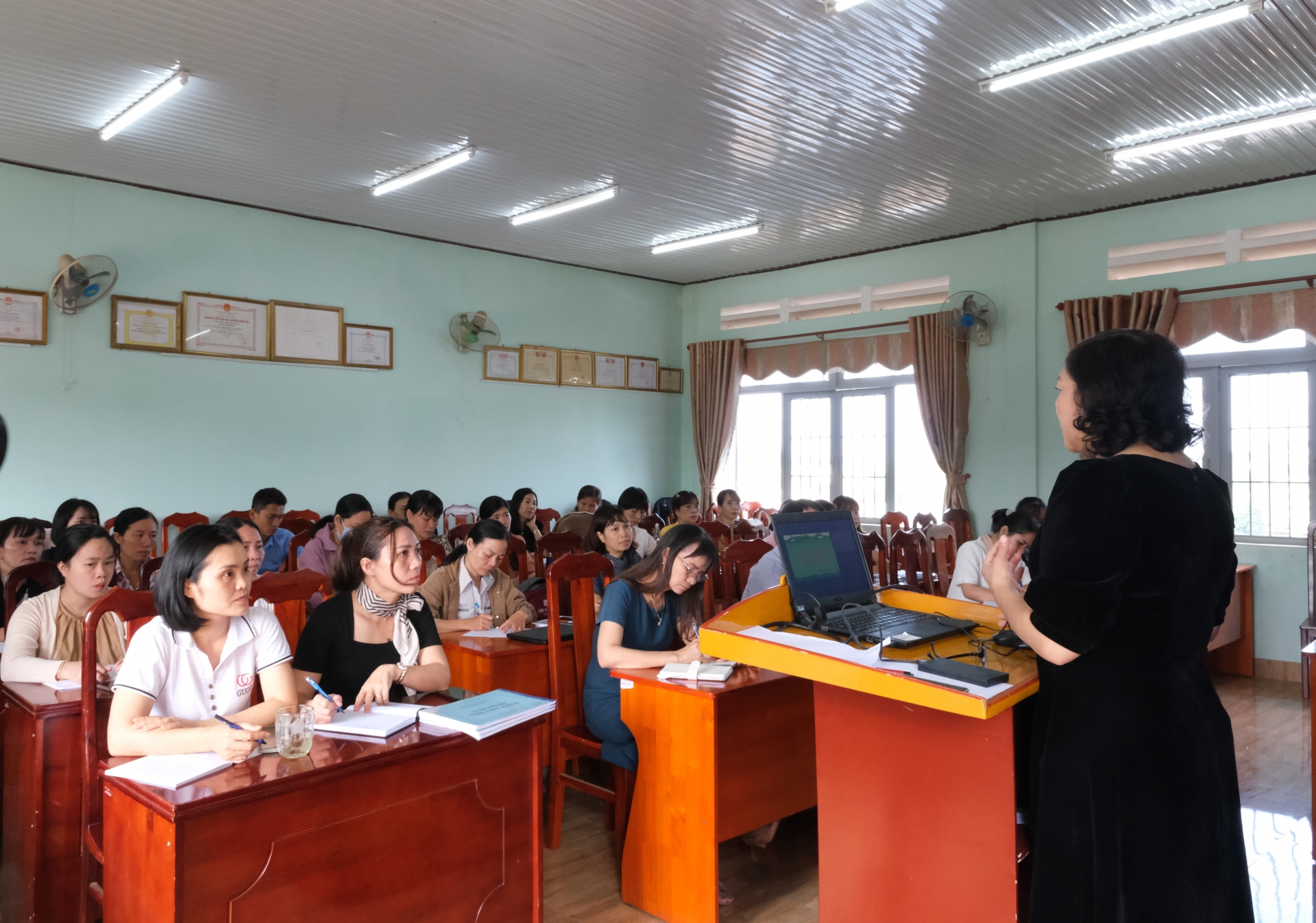 Trường Tiểu học Liên Đầm tổ chức tập huấn cho giáo viên, chuẩn bị các nội dung cho năm học mới