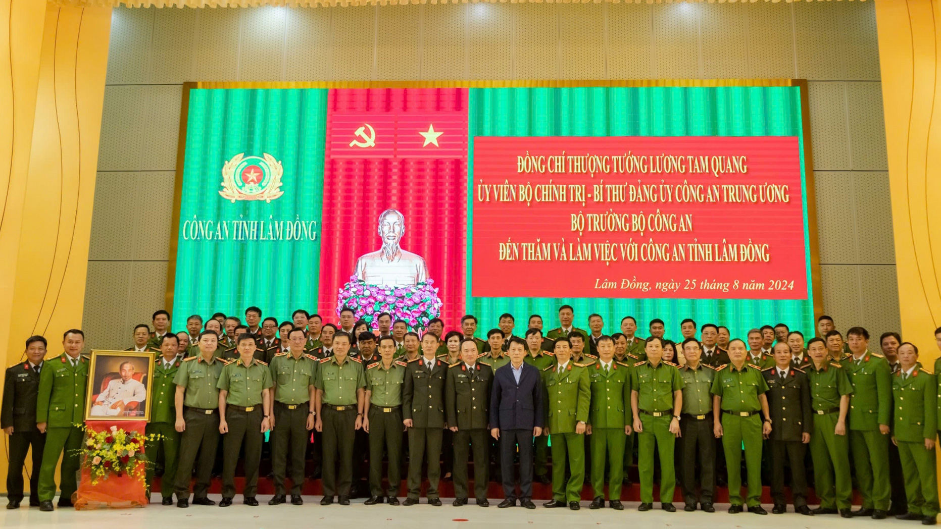 Bộ trưởng Lương Tam Quang và Đoàn công tác chụp ảnh lưu niệm với lãnh đạo, CBCS Công an tỉnh Lâm Đồng