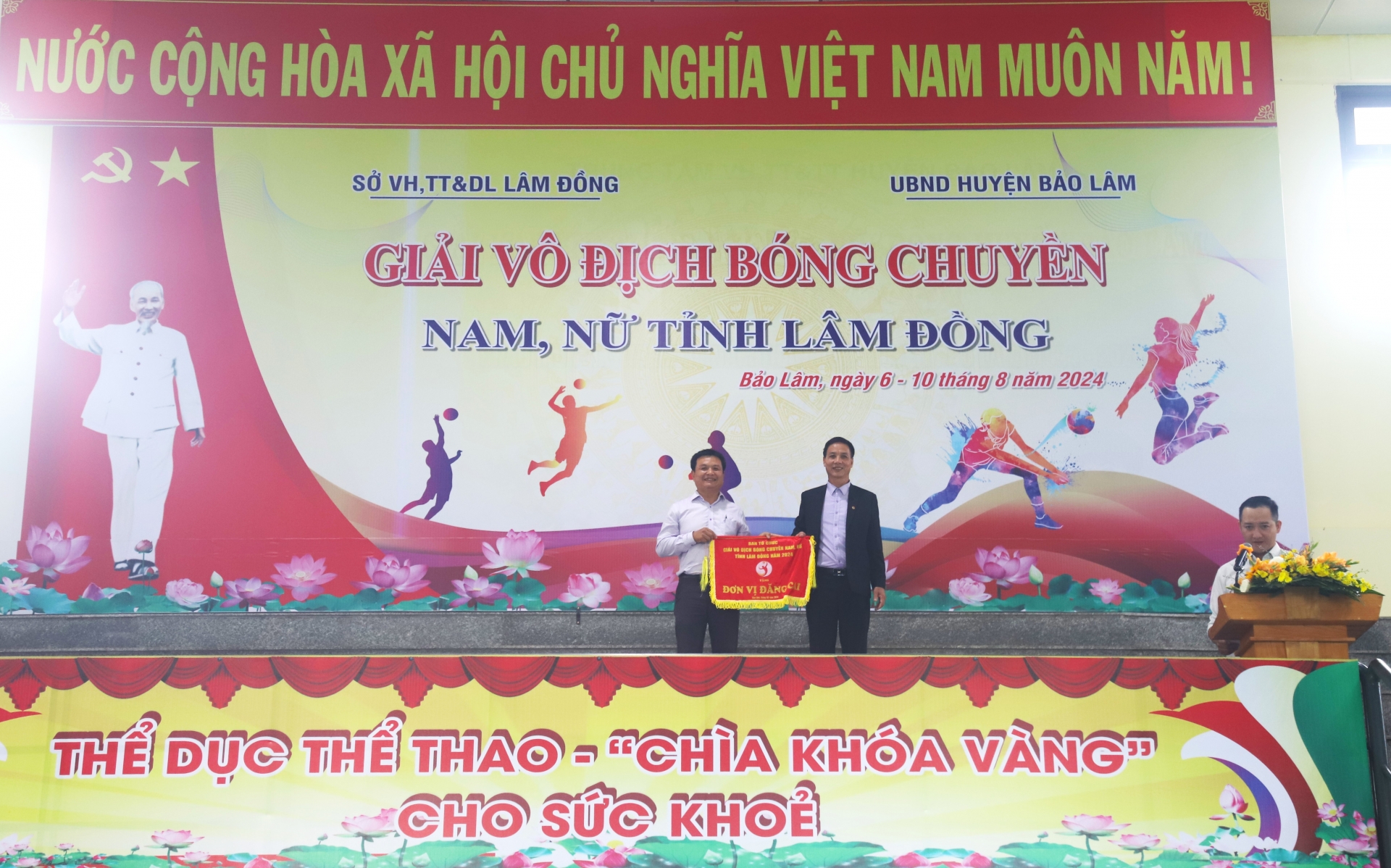 Lãnh đạo Sở Văn hóa - Thể thao và Du lịch Lâm Đồng trao cờ đăng cai Giải đấu cho đại diện huyện Bảo Lâm.