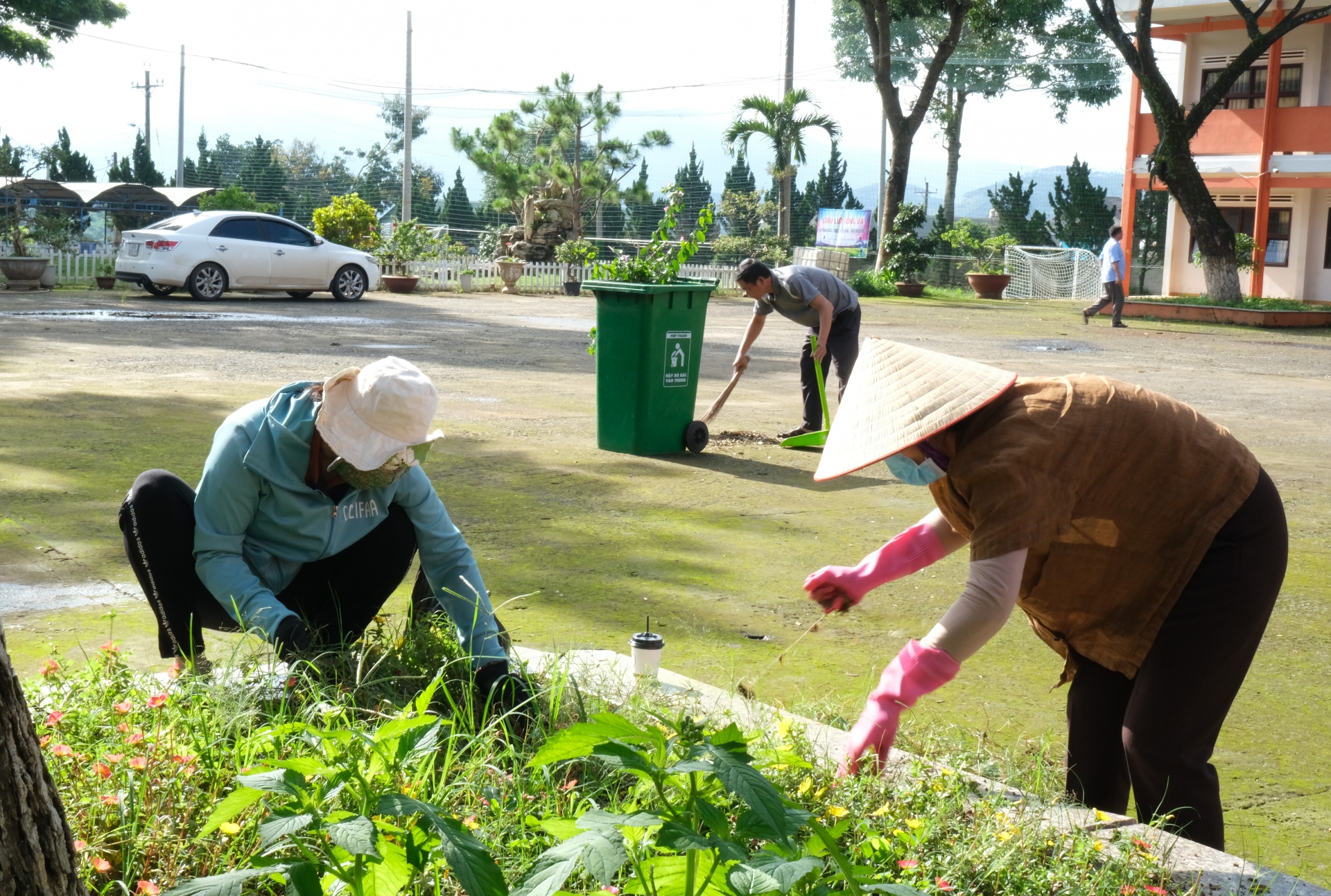 Cán bộ, giáo viên, nhân viên các trường học trên địa bàn huyện Di Linh chỉnh trang khuôn viên nhà trường, chuẩn bị cho năm học mới