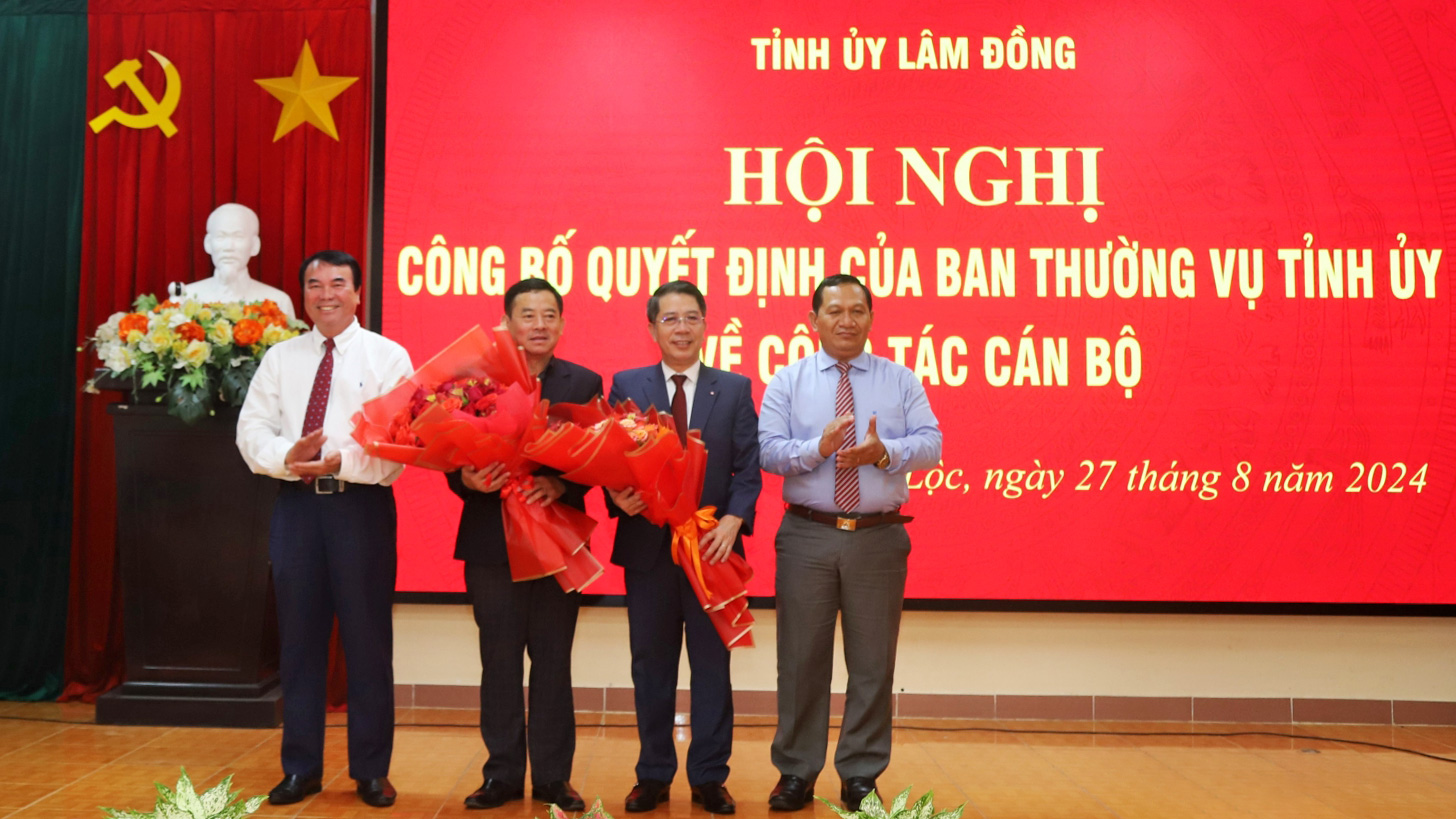 Lãnh đạo HĐND và UBND tỉnh Lâm Đồng tặng hoa chúc mừng đồng chí Ngô Văn Ninh - Phó Bí thư Thành ủy Bảo Lộc và đồng chí Nguyễn Văn Phương - Trưởng Ban Pháp chế HĐND tỉnh