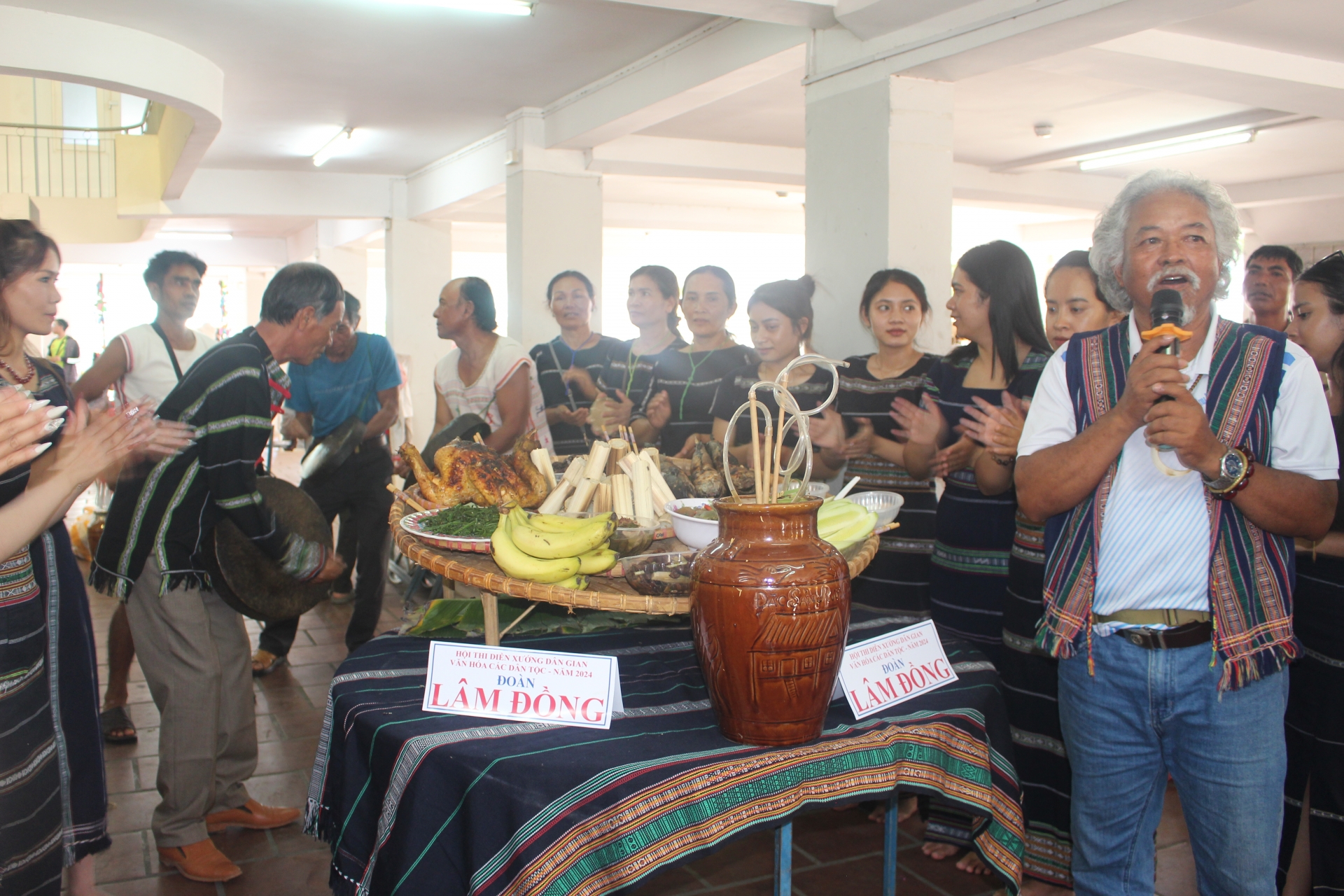 Đoàn nghệ nhân KHo - Đồng thuyết trình trước Ban giám khảo về giá trị dinh dưỡng, ý nghĩa từng món ăn