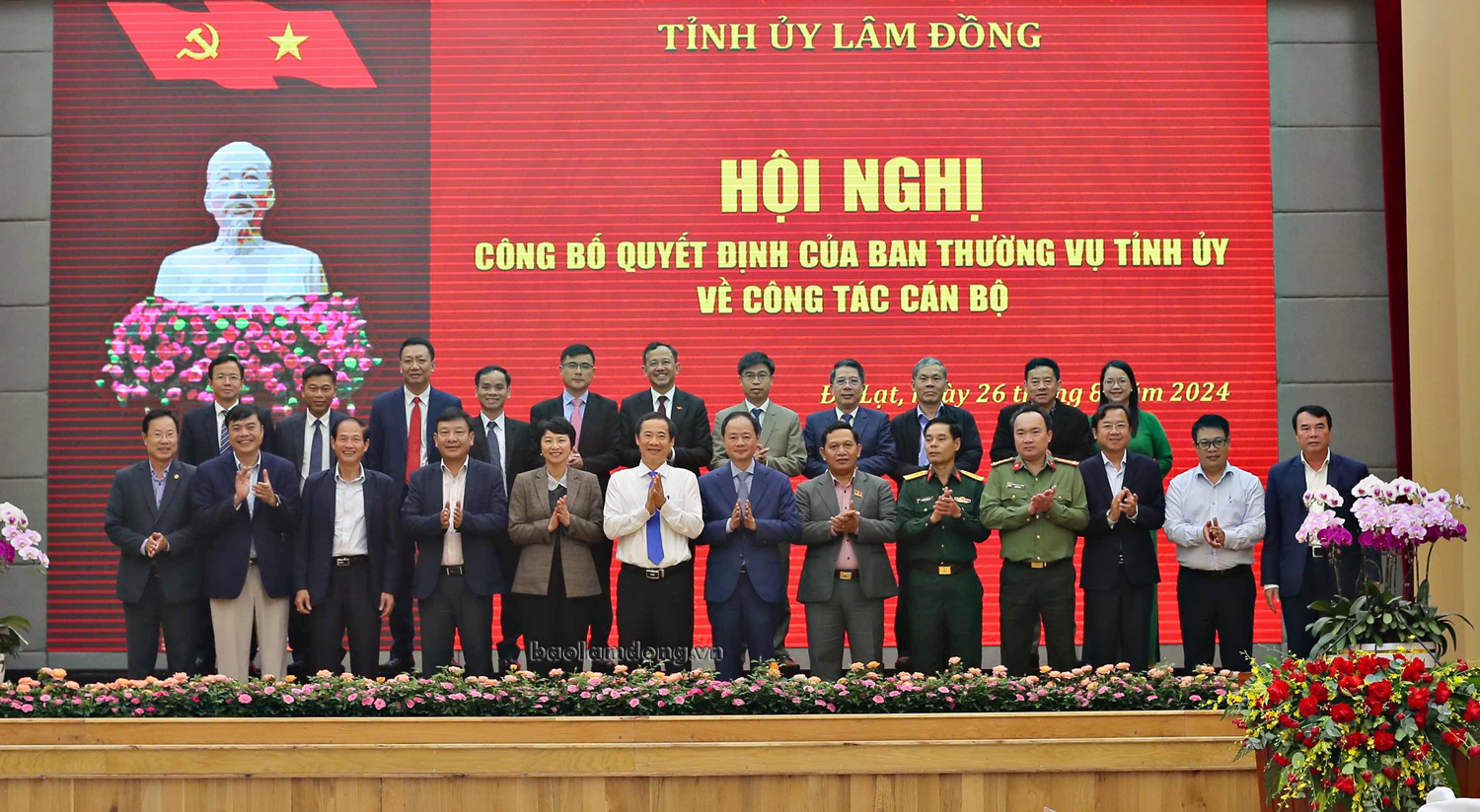 Lãnh đạo Tỉnh ủy, HĐND, UBND, Uỷ ban Mặt trận tổ quốc Việt Nam tỉnh chụp hình lưu niệm với các cán bộ được Ban Thường vụ Tỉnh uỷ điều động, luân chuyển