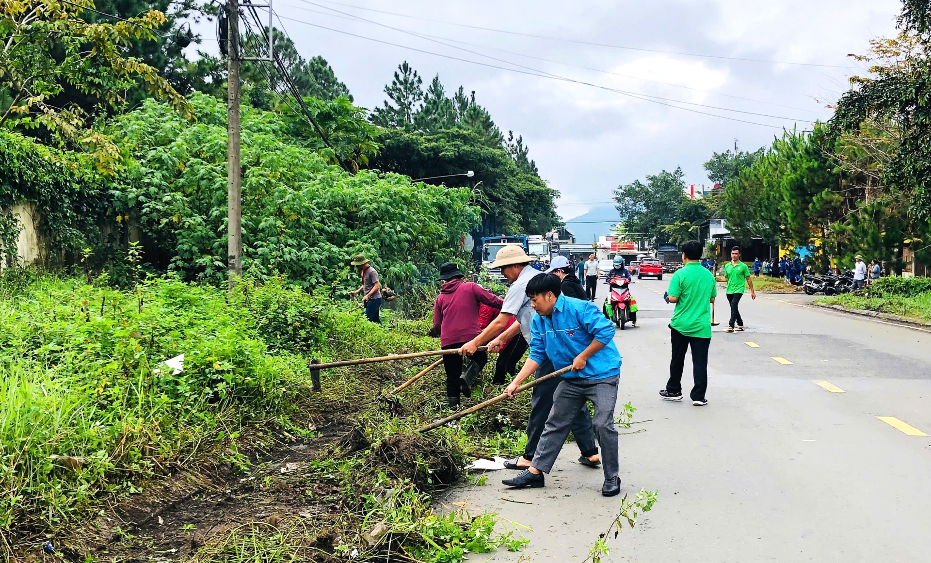 Đông đảo cán bộ, công chức, hội viên, thanh niên Phường 2 (TP Bảo Lộc) ra quân dọn vệ sinh môi trường trên đường Huỳnh Thúc Kháng