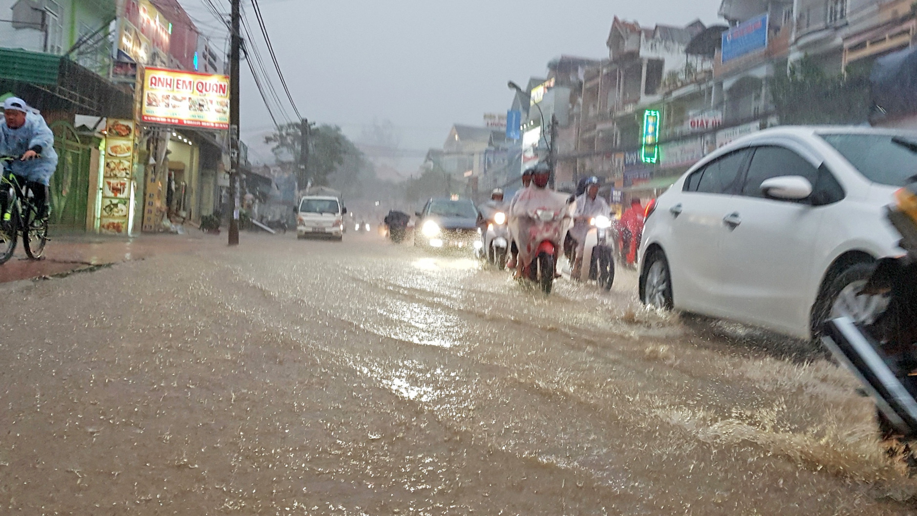 Nhiều nơi mưa lớn gây ngập cục bộ