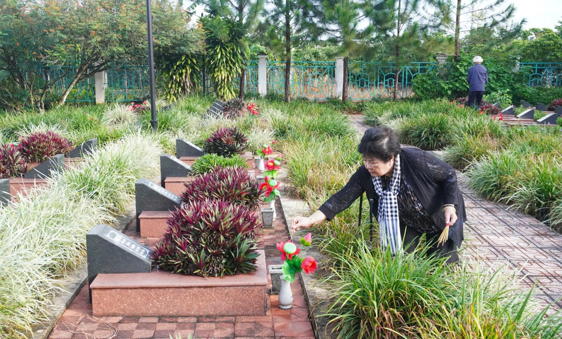 Đồng chí Lưu Thị Thanh An - nguyên Bí thư Thị ủy Bảo Lộc dâng hương tại phần mộ các Anh hùng liệt sĩ