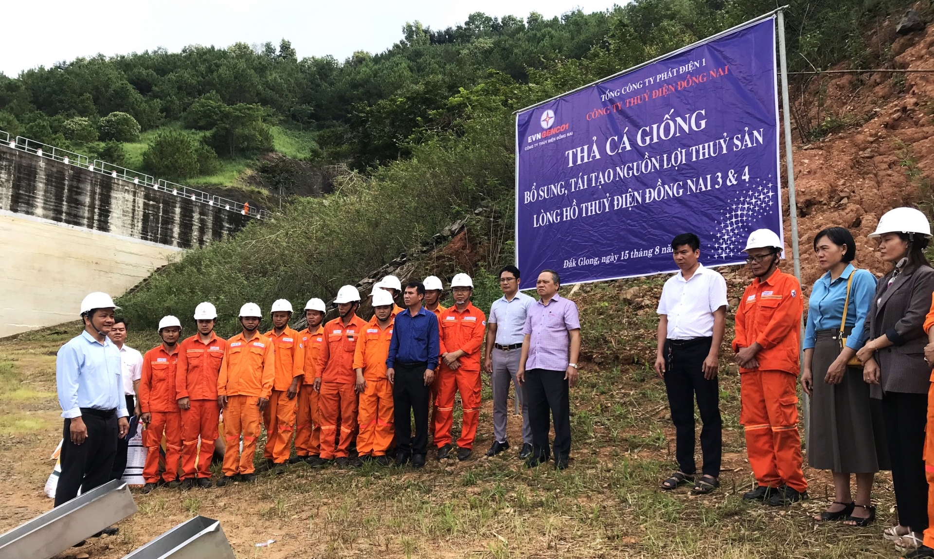 Ông Nguyễn Quang Vĩnh - quyền Giám đốc Công ty Thủy điện Đồng Nai giới thiệu về các đợt thả cá giống hàng năm của đơn vị