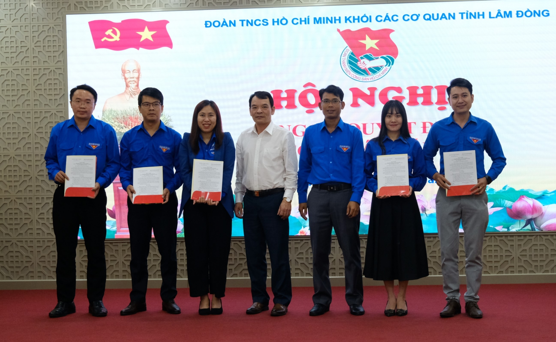 Trao quyết định công nhận Ủy viên Ban chấp hành Đoàn Khối Các cơ quan tỉnh khóa VII, nhiệm kỳ 2022 - 2027