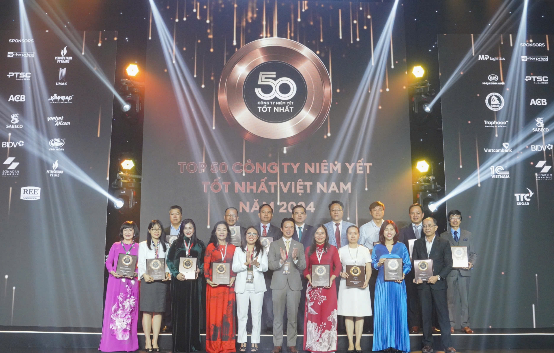 Top 50 công ty niêm yết tốt nhất của Forbes gọi tên Vinamilk, Vietjet, Petrolimex