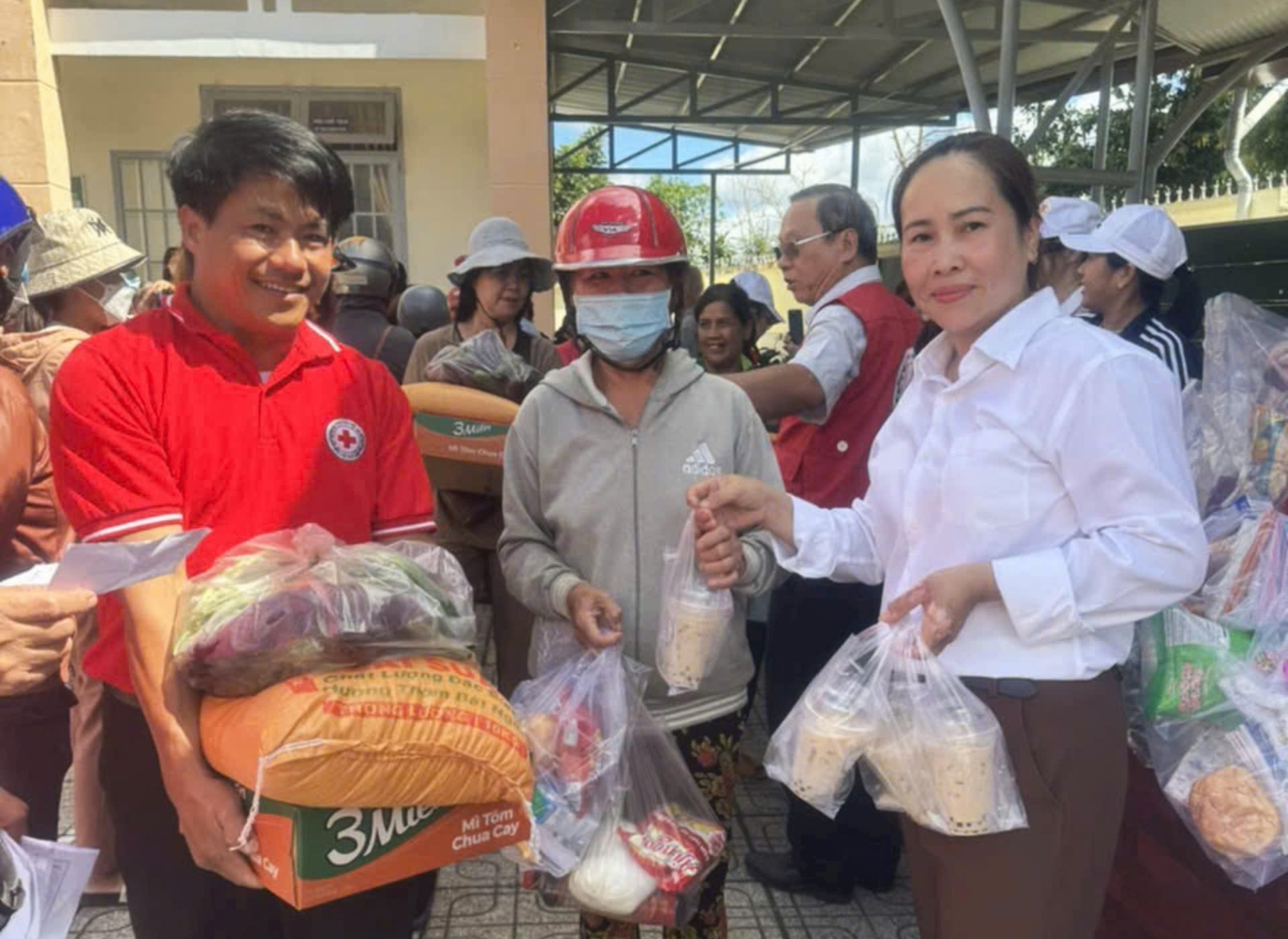 Ông Nguyễn Thành Tứ - Chủ tịch Hội Chữ thập đỏ TP Bảo Lộc cùng nhà tài trợ trao tặng quà cho người khó khăn tại xã Lộc An