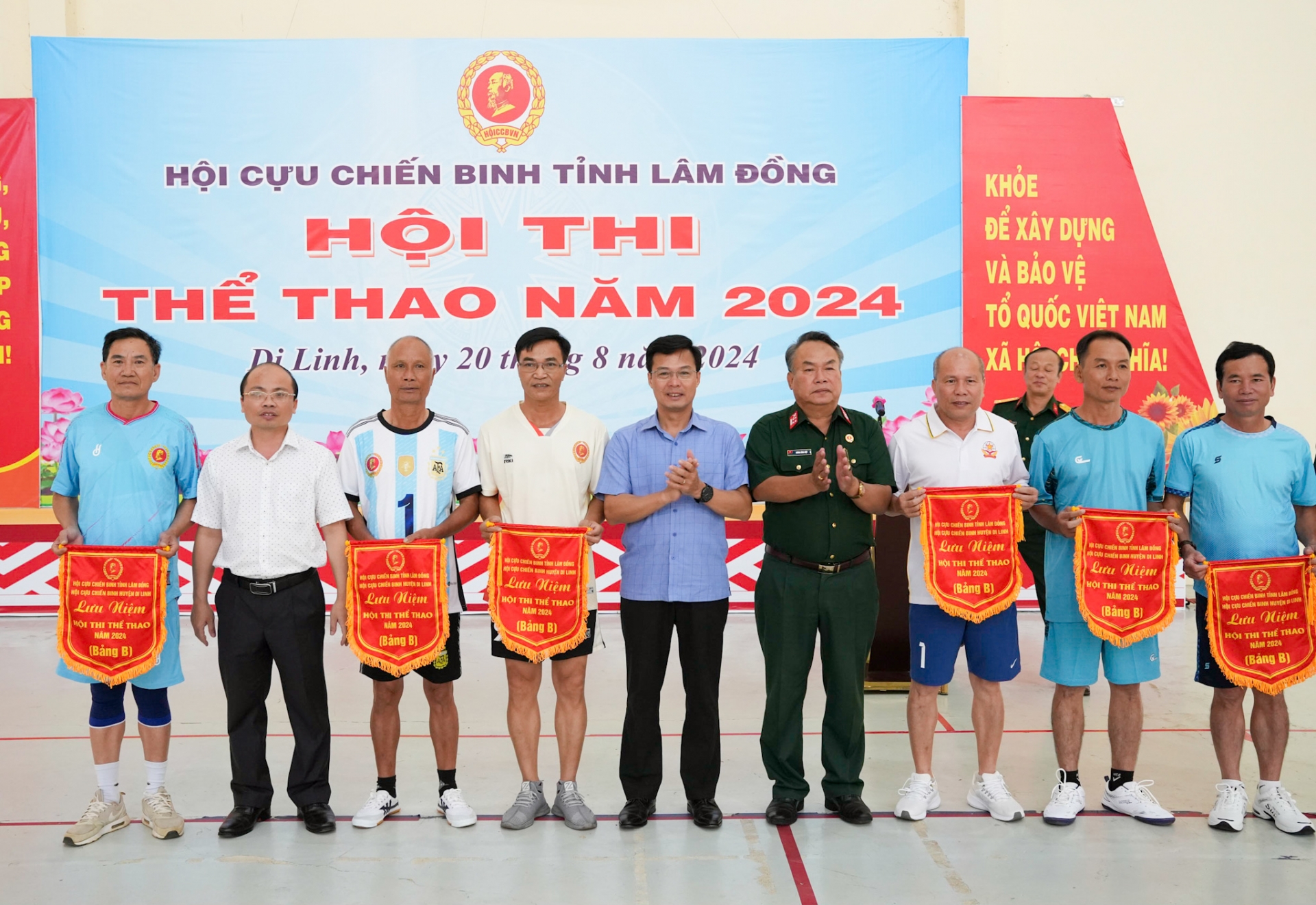  Lãnh đạo Hội CCB tỉnh cùng lãnh đạo huyện Di Linh trao cờ lưu niệm cho các đơn vị tham gia hội thi 