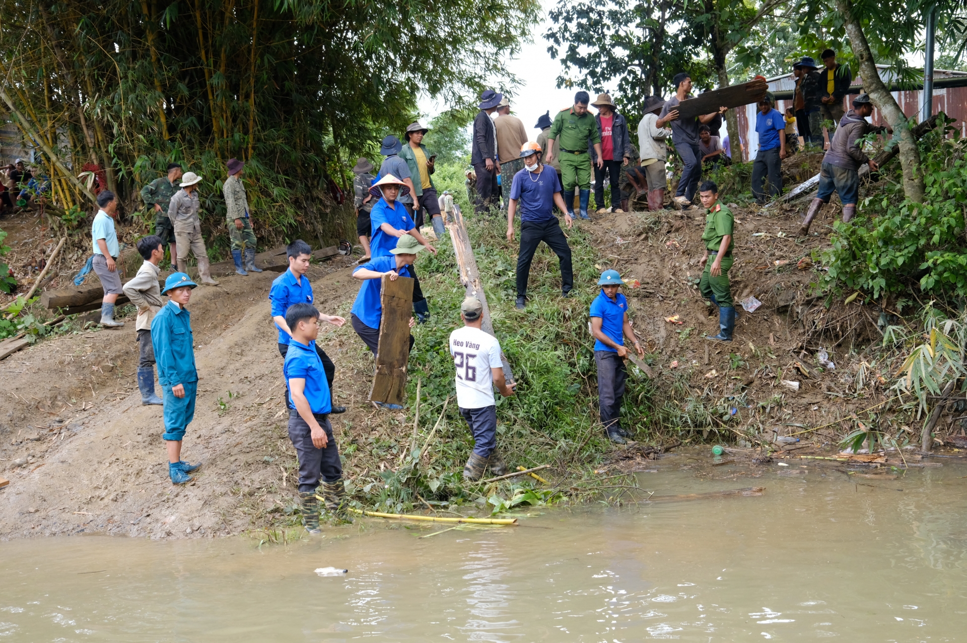 Đoàn viên thanh niên dọn dẹp rác trên lòng suối để làm cầu