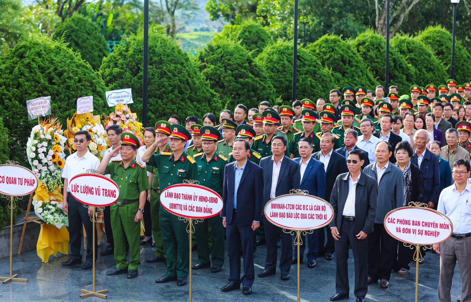 Các đồng chí lãnh đạo, nguyên lãnh đạo TP Bảo Lộc cùng đoàn địa biểu viếng Nghĩa trang Liệt sĩ thành phố