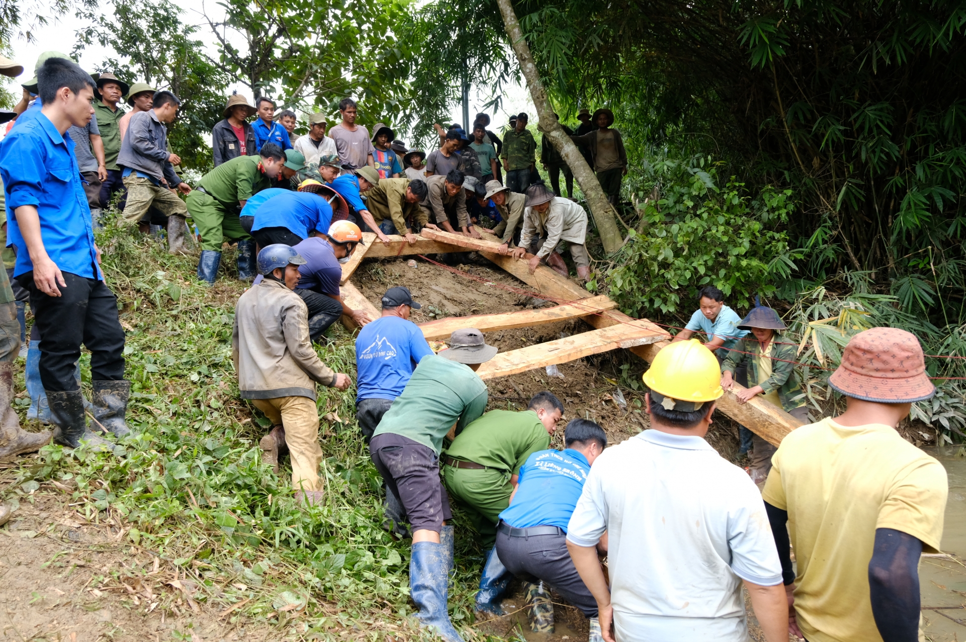 Hàng trăm người dân tại Tiểu khu Đạ Mpô cũng tham gia làm cầu