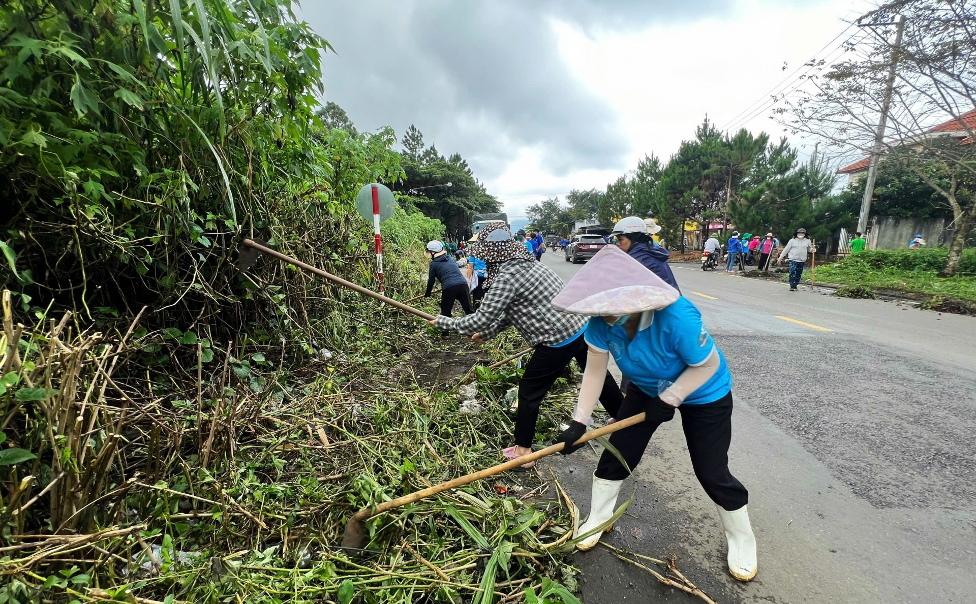 Dân quân, hội viên phụ nữ TP Bảo Lộc tích cực phát quang bụi rậm, khơi thông mương thoát nước trên các tuyến đường