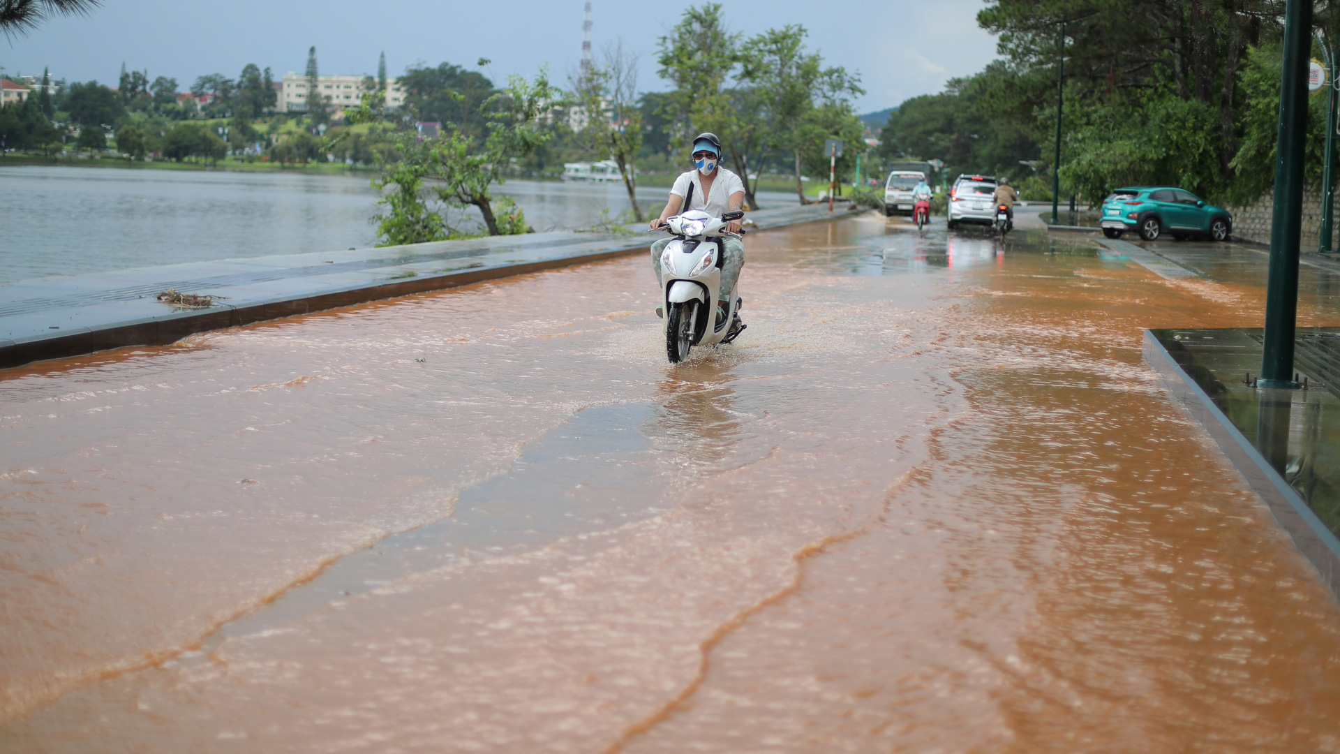 TP Đà Lạt, các huyện Lạc Dương, Đam Rông, Đơn Dương, Bảo Lộc,... xuất hiện mưa lớn kéo dài chiều 15/8