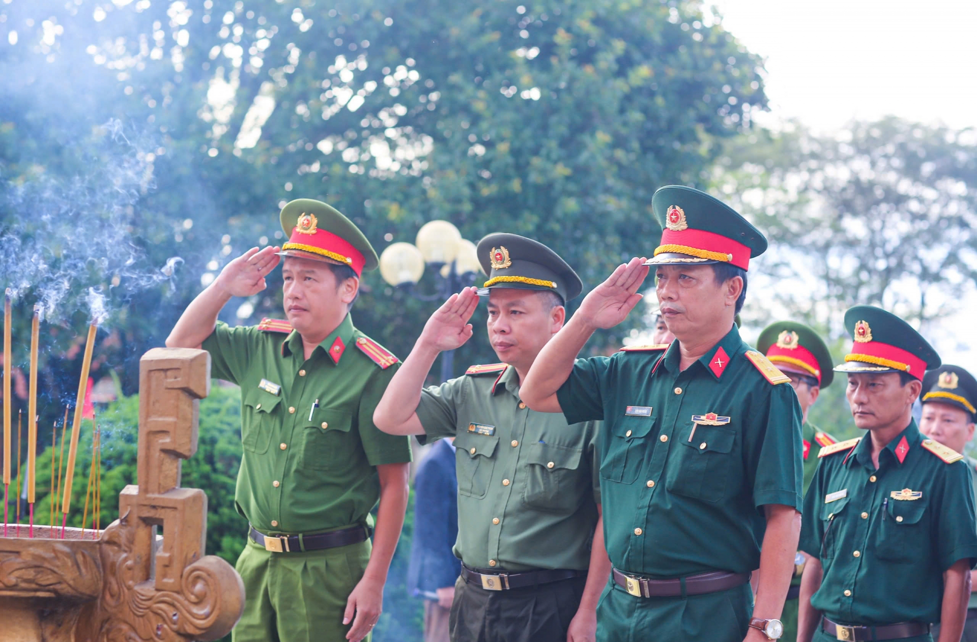 Cán bộ, chiến sĩ trên địa bàn TP Bảo Lộc thành kính tri ân các Anh hùng Liệt sĩ