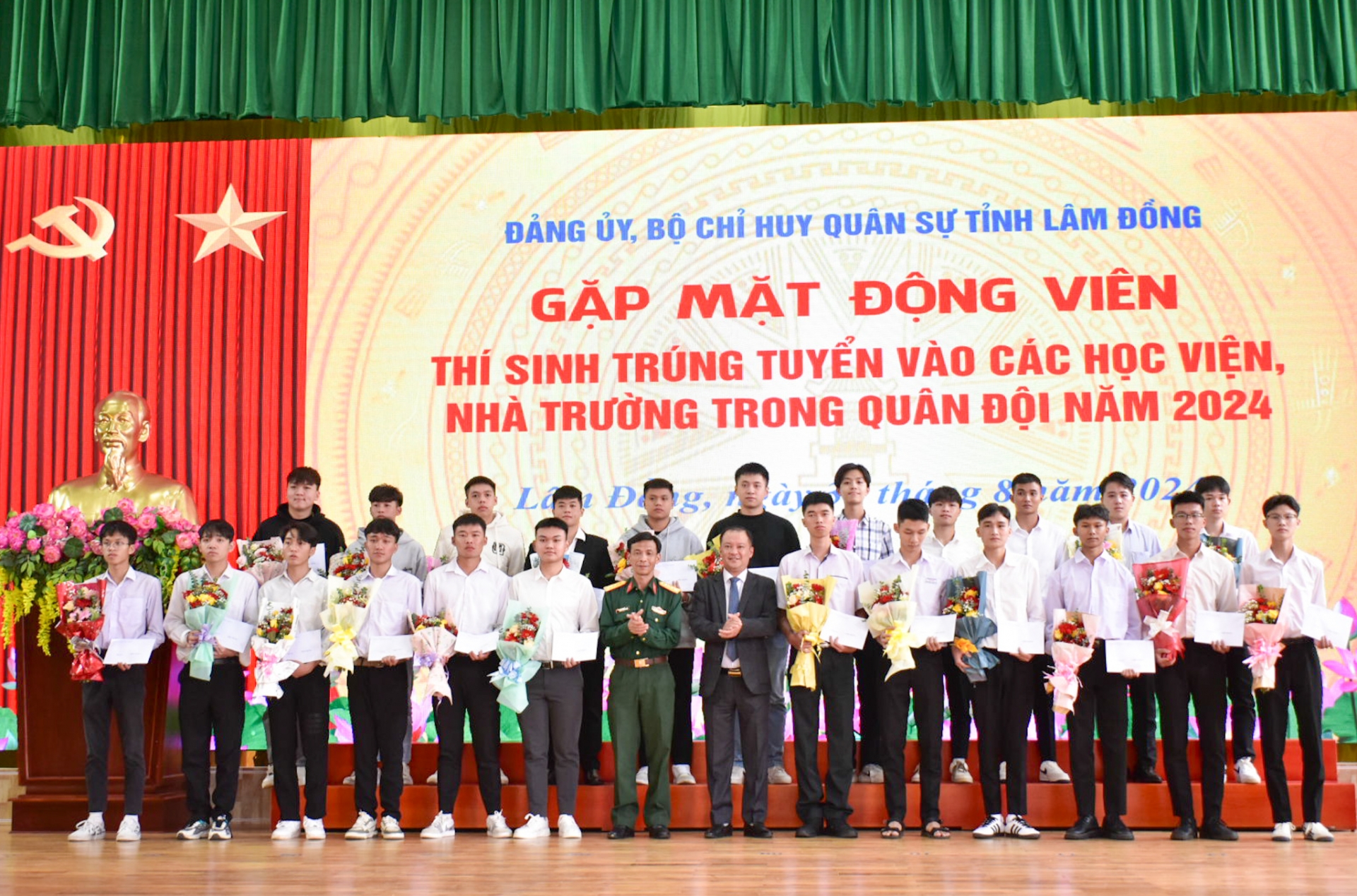 Tặng quà cho thí sinh trúng tuyển vào các học viện, nhà trường Quân đội năm 2024 