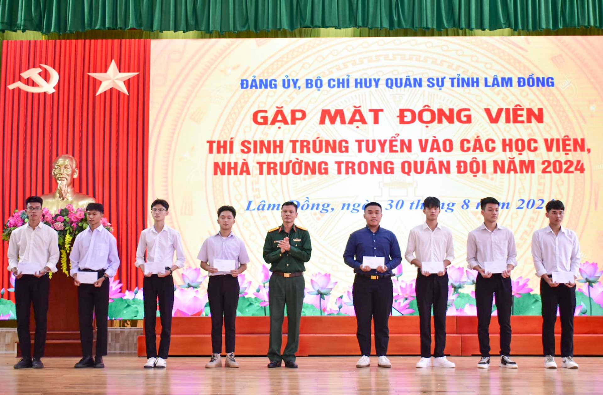 Các huyện, thành phố tặng quà cho các thí sinh trúng tuyển 