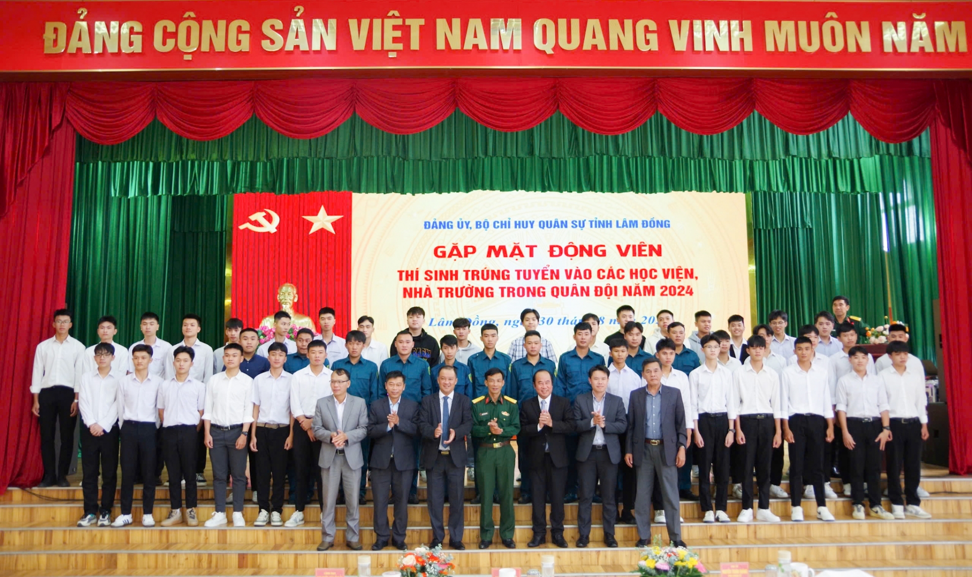 Thủ trưởng Bộ CHQS tỉnh và lãnh đạo các Sở, ban, ngành tỉnh chụp ảnh lưu niệm cùng các thí sinh trúng tuyển 
