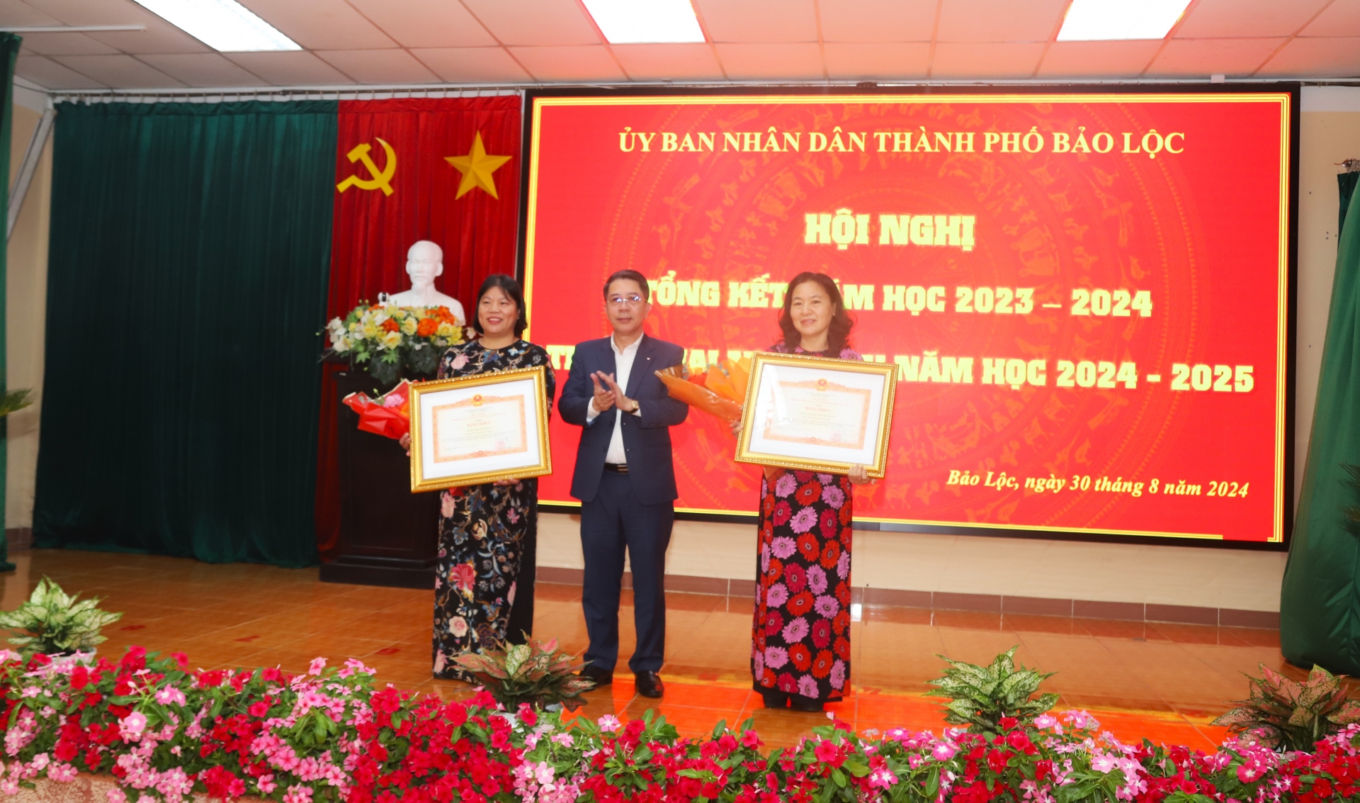 trường Mẫu giáo Đại Lào và Tiểu học Đinh Tiên Hoàng vinh dự được Thủ tướng Chính phủ tặng Bằng 