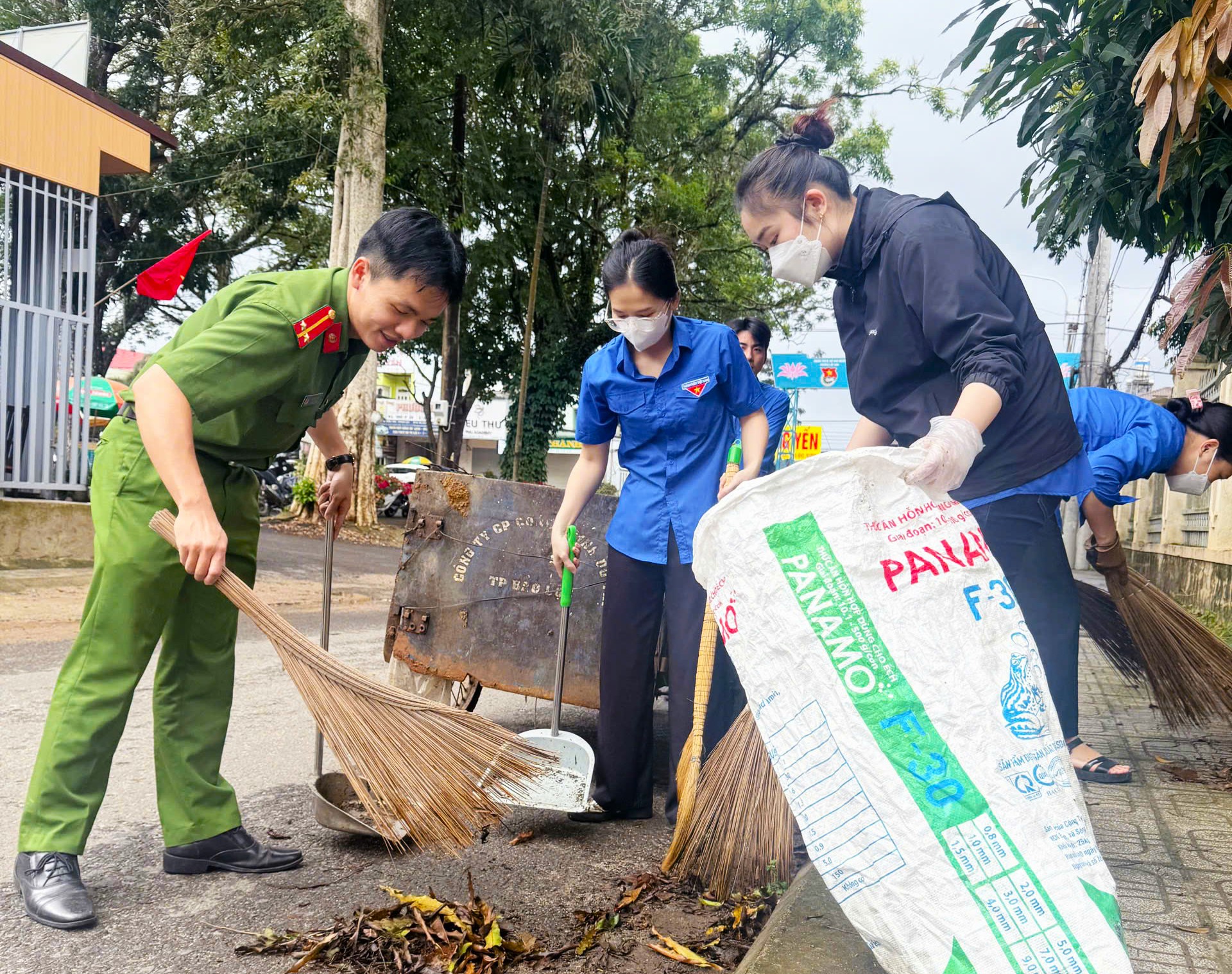 Cán bộ, chiến sĩ công an tham gia dọn vệ sinh môi trường