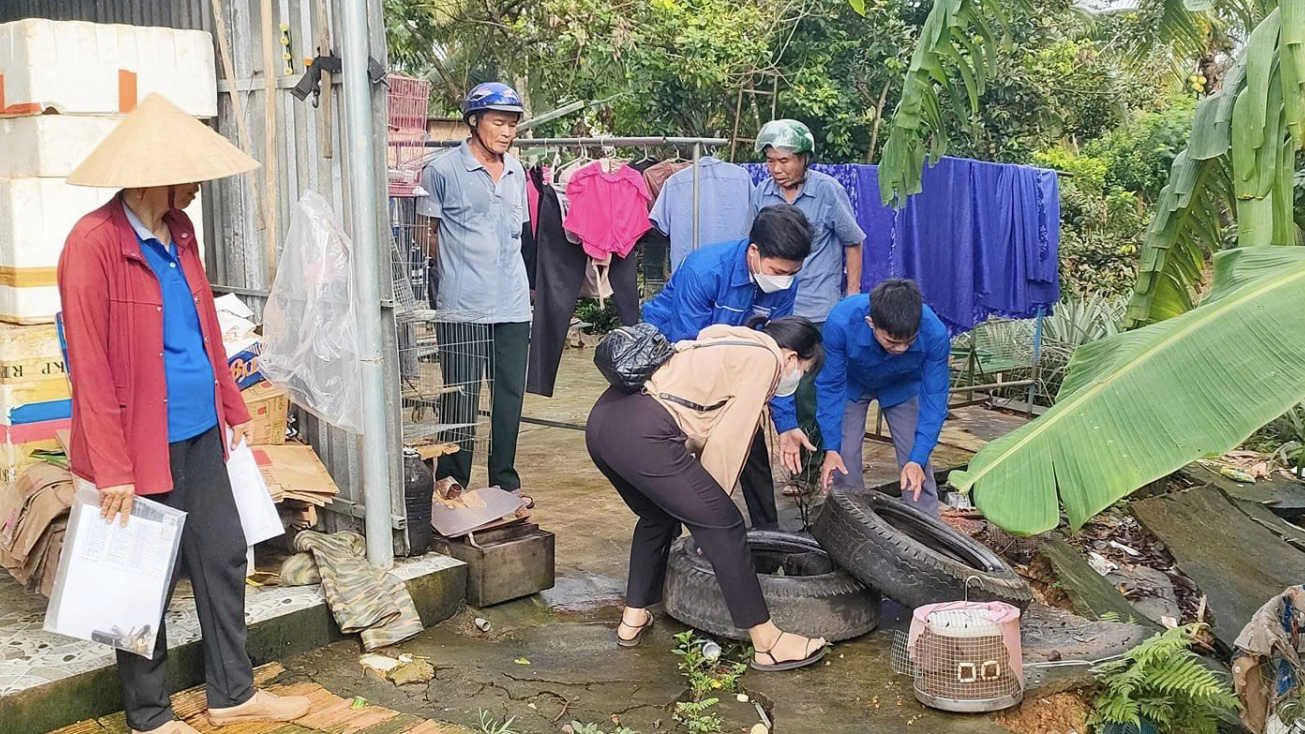 Đoàn viên, thanh niên huyện Cát Tiên ra quân kiểm tra, các lực lượng phát hiện và diệt lăng quăng trong các dụng cụ chứa nước sinh hoạt, vật phế thải xung quanh nhà người dân