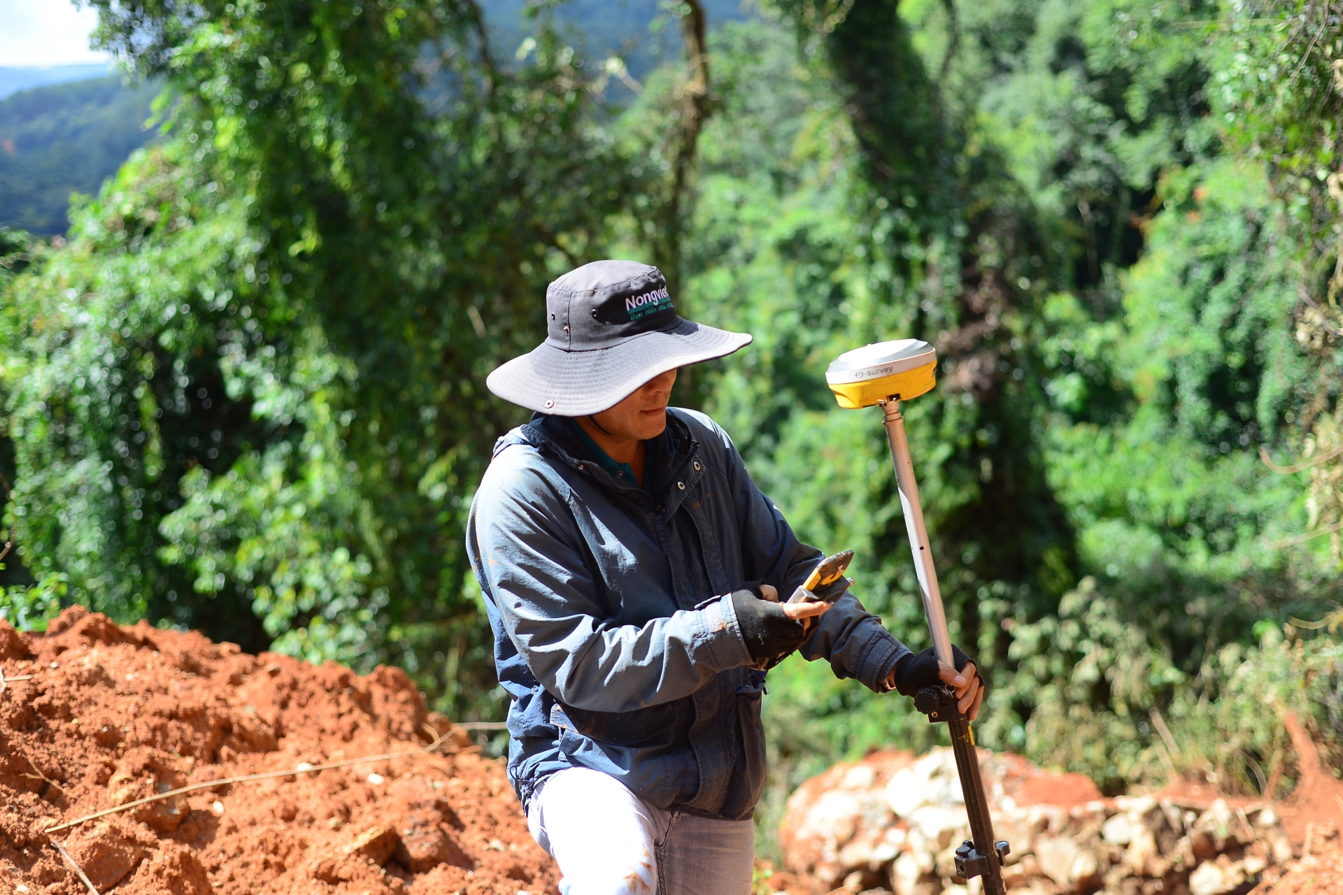 Đơn vị chức năng đang tiến hành đo đạc để có giải pháp khắc phục điểm sạt lở đất trên đèo Tà Nung