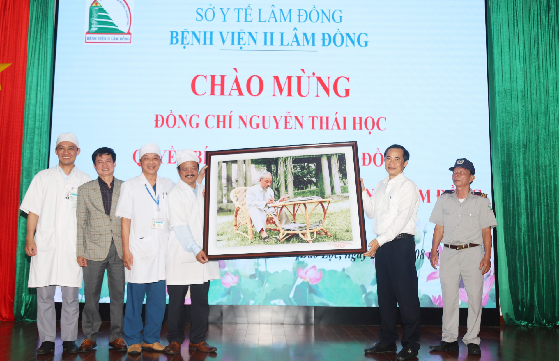 Quyền Bí thư Tỉnh ủy Lâm Đồng Nguyễn Thái Học trao tặng bức ảnh chân dung Bác Hồ cho tập thể cán bộ, y, bác sĩ Bệnh viện II Lâm Đồng