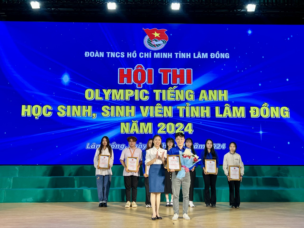 Phó Bí thư Tỉnh Đoàn Trần Diệp Mỹ Dung trao giải nhất bảng Sinh viên cho thí sinh Nguyễn Hoàng Gia Phúc - sinh viên Trường Cao đẳng Đà Lạt