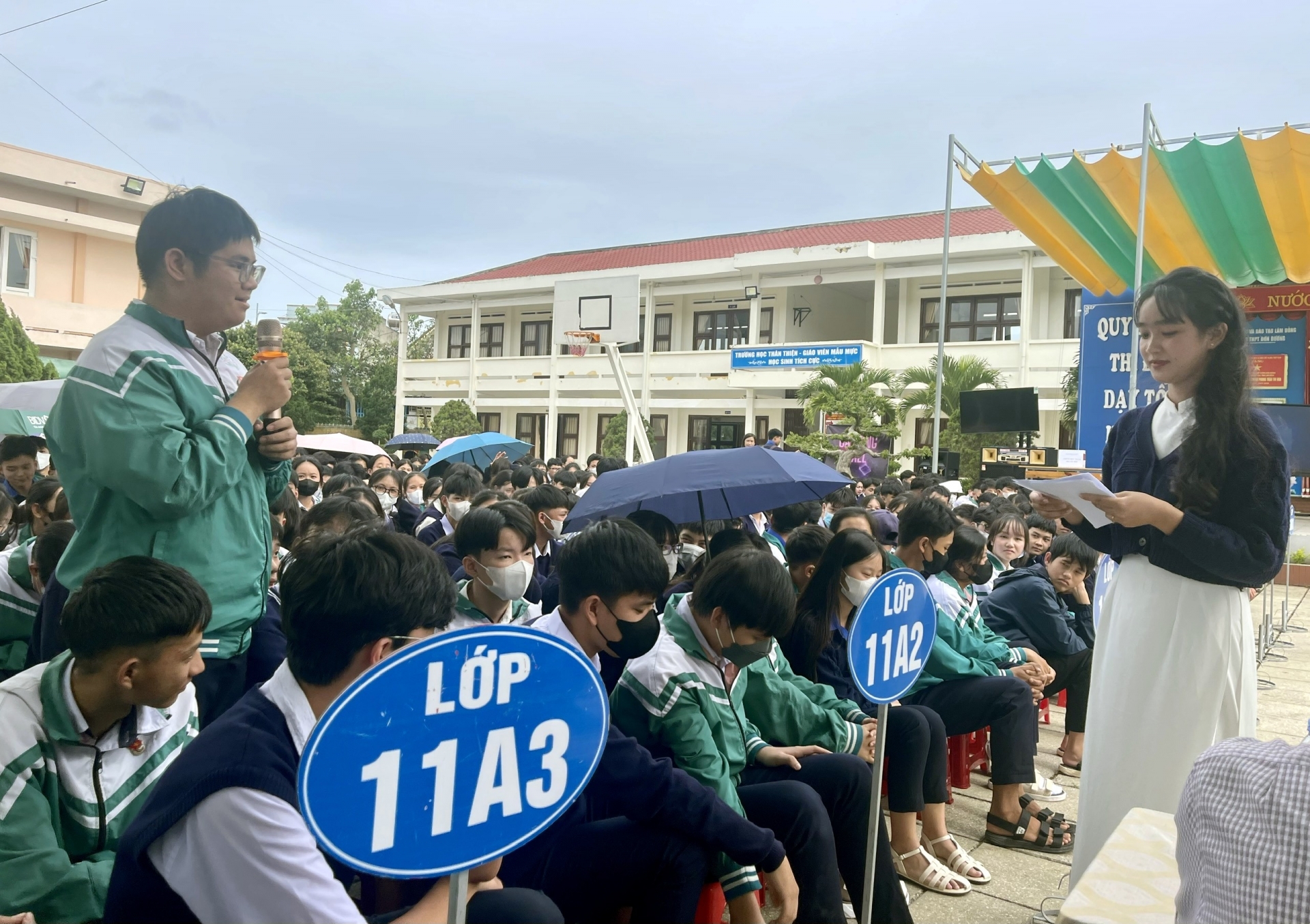 Học sinh hào hứng hưởng ứng phần thi kiến thức cho các cổ động viên 