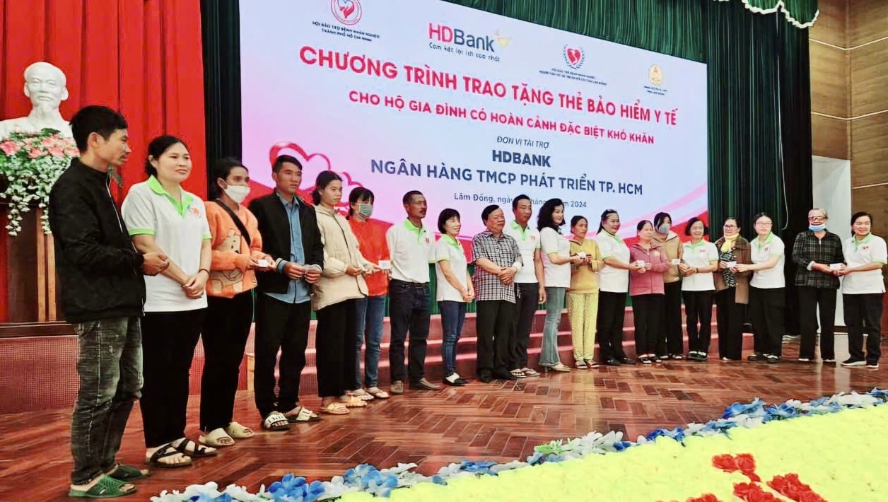 tặng thẻ bảo hiểm y tế (BHYT) cho 628 người dân có hoàn cảnh khó khăn trên địa bàn huyện Di Linh 