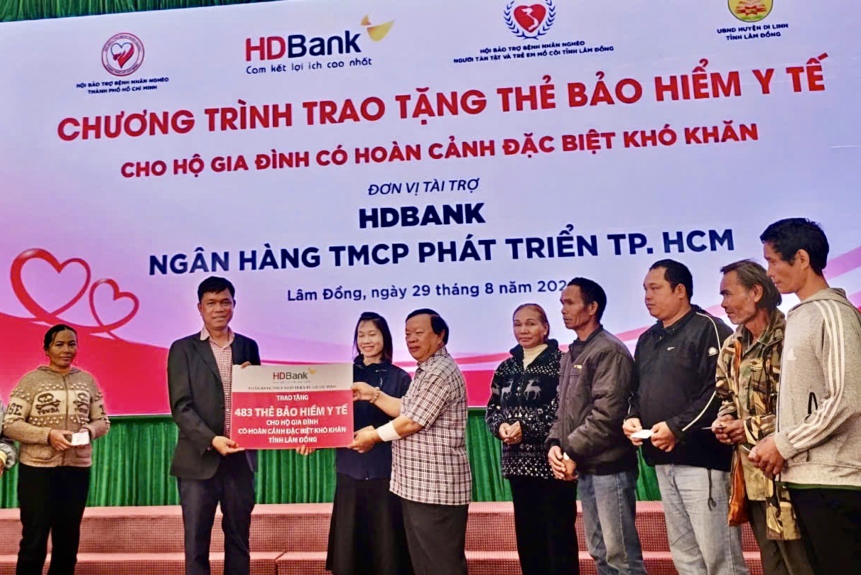 Ông Nguyễn Văn Lực -Chủ tịch Hội Bảo trợ Bệnh nhân nghèo –Người tàn tật và Trẻ mồ côi tỉnh Lâm Đồng tiếp nhận tài trợ thực hiện chương trình tặng thẻ BHYT cho người khó khăn  