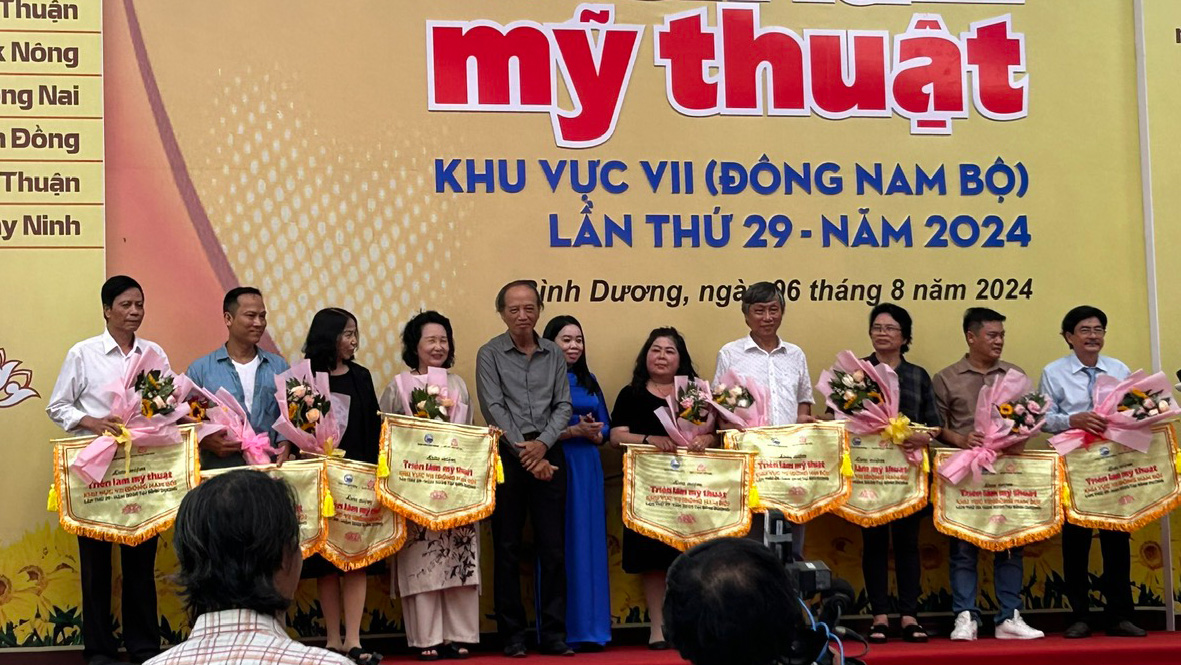 16 tác phẩm tham dự Triển lãm Mỹ thuật khu vực Đông Nam bộ tại Bình Dương