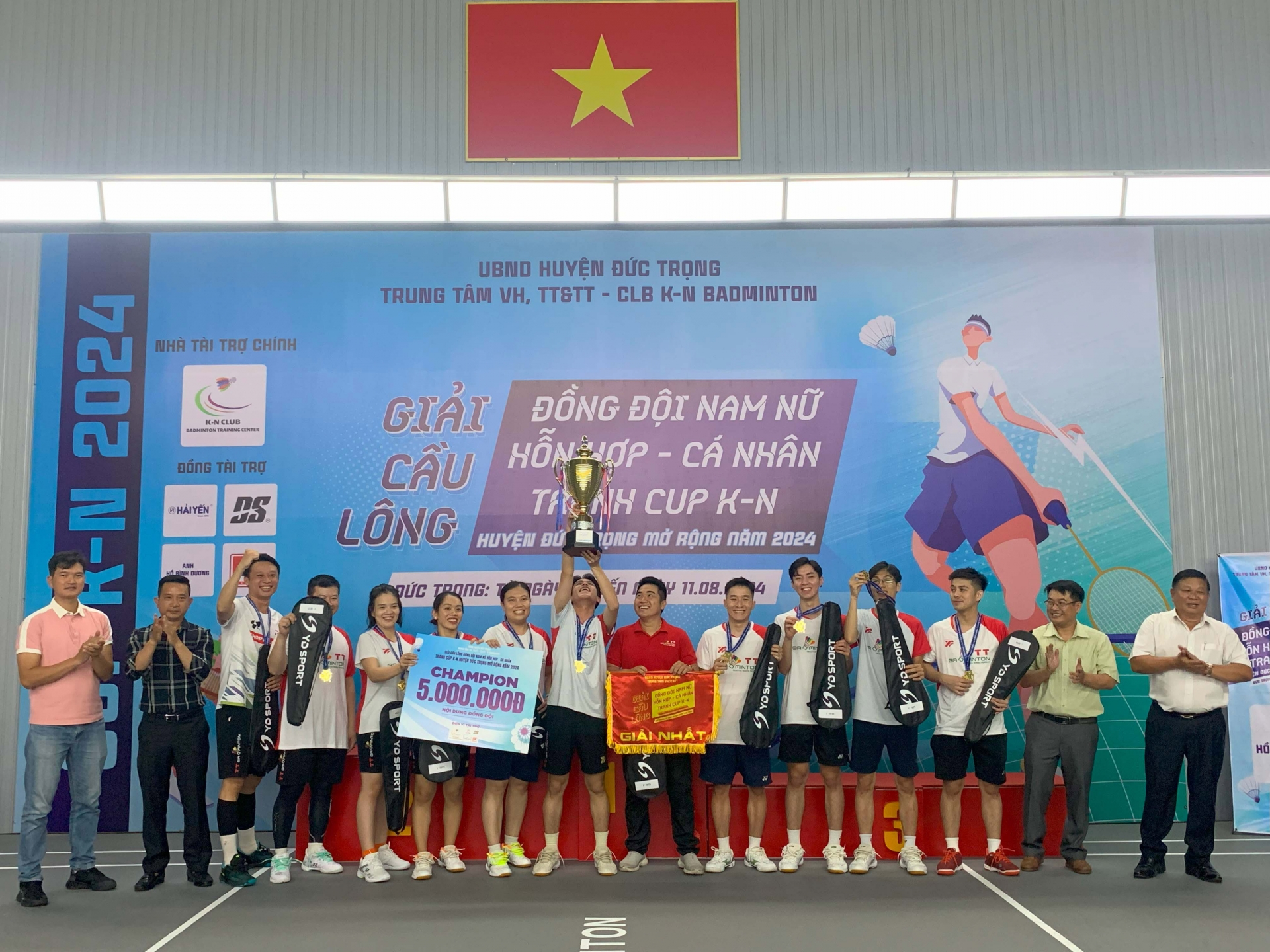 Học viện TT Badminton đã giành giải nhất đồng đội nam nữ phối hợp