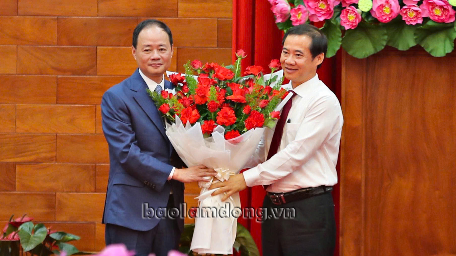 Đồng chí Nguyễn Thái Học - Quyền Bí thư Tỉnh ủy tặng hoa chúc mừng tân Phó Bí thư Tỉnh uỷ Lâm Đồng Trần Hồng Thái