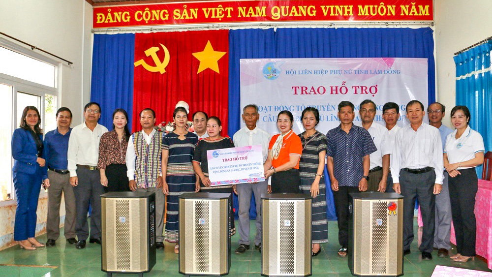 Hội LHPN tỉnh trao hỗ trợ loa tuyên truyền cho các Tổ truyền thông cộng đồng xã Gia Bắc 
để phục vụ công tác tuyên truyền