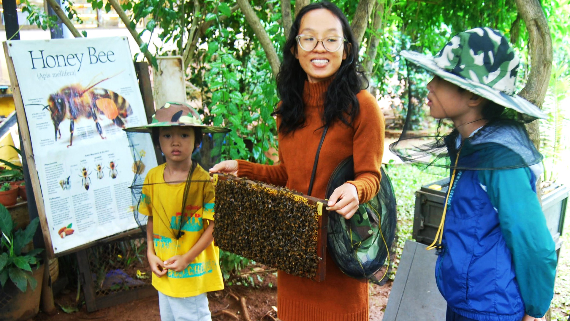 Khách du lịch tiếp xúc với đàn ong của Dalat Bee Farm tại Tổ 1, Thôn 6, xã Tà Nung, TP Đà Lạt