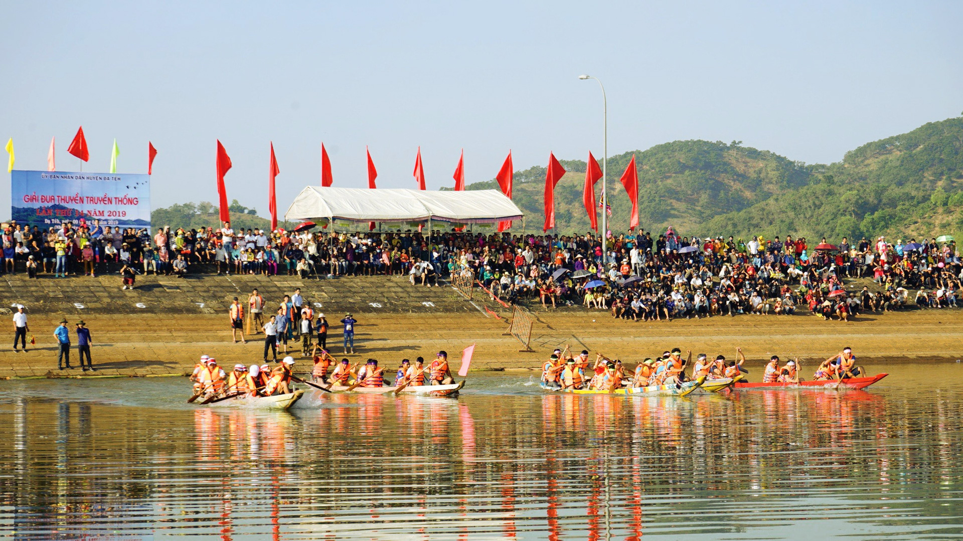 Lên cao nguyên xem đua thuyền