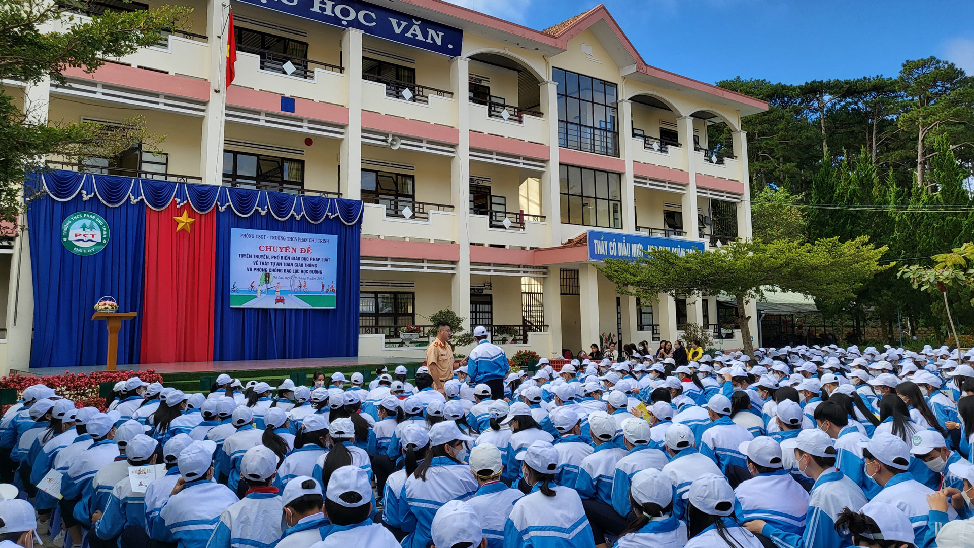 Cảnh sát Giao thông tuyên truyền Luật Giao thông đường bộ cho học sinh