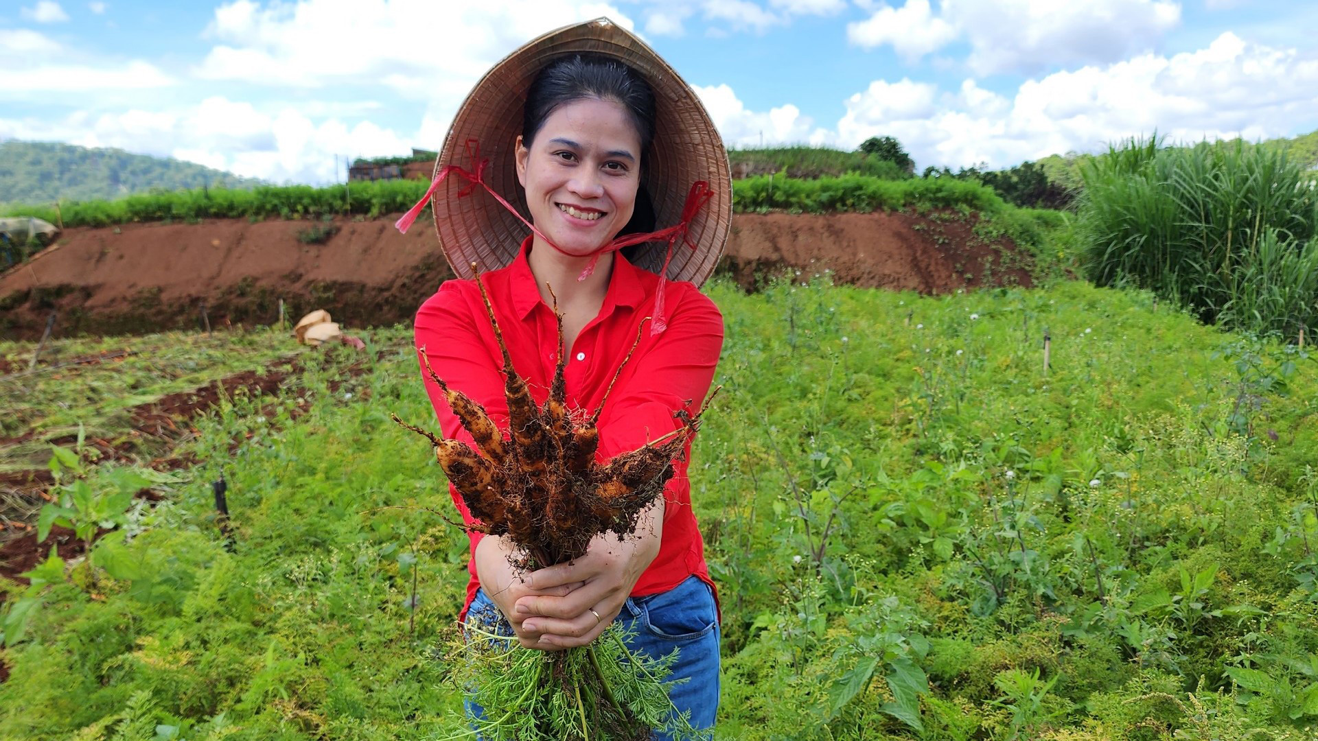 Chủ Farm hữu cơ Phạm Thị Thu Thúy trong vườn cà rốt hữu cơ cọng tím 
tại xã Xuân Thọ, Đà Lạt