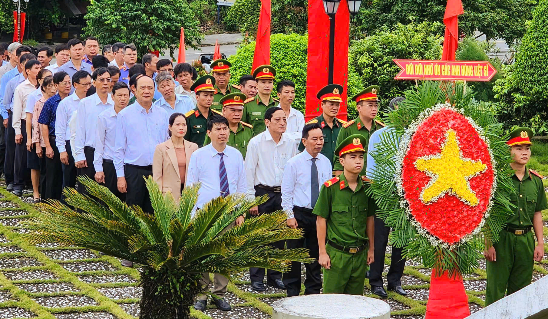 Lãnh đạo huyện Đạ Huoai viếng Đài tưởng niệm các anh hùng liệt sĩ nhân kỷ niệm 79 năm Cách mạng Tháng Tám và Quốc khánh 2/9